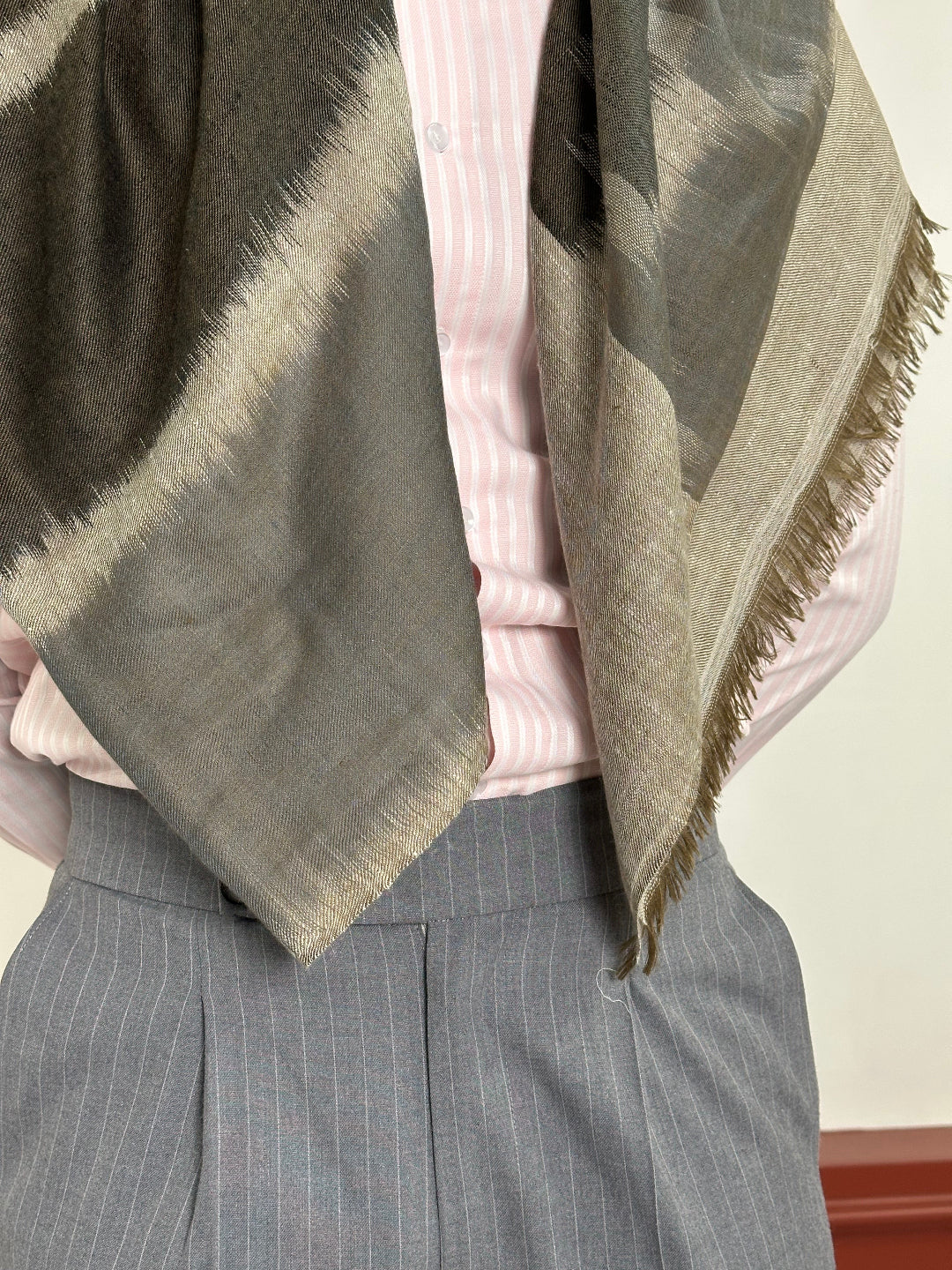 HANDWOVEN PASHMINA CHARCOAL GREY IKAT WEAVE STOLE