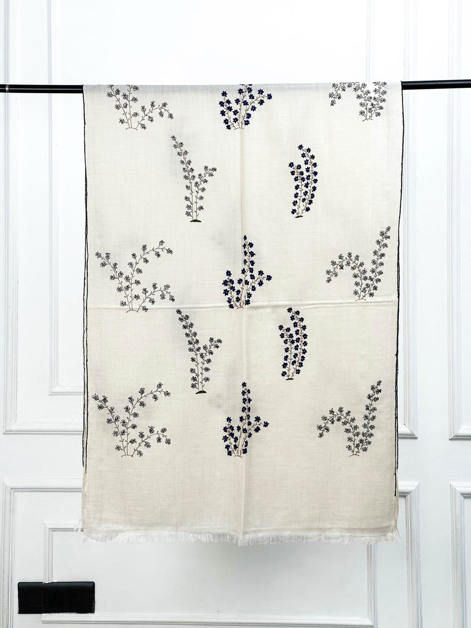 LIGHTWEIGHT EVERYDAY WEAR WHITE BUTI PASHMINA SCARF